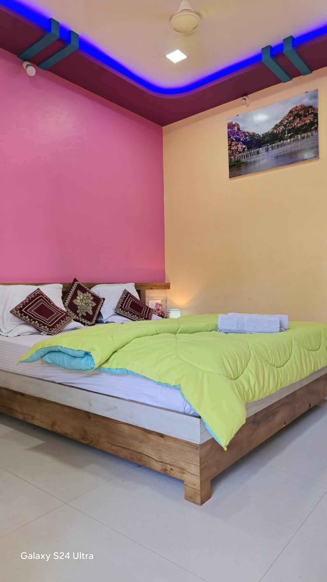 Abhi Homestay האמפי מראה חיצוני תמונה